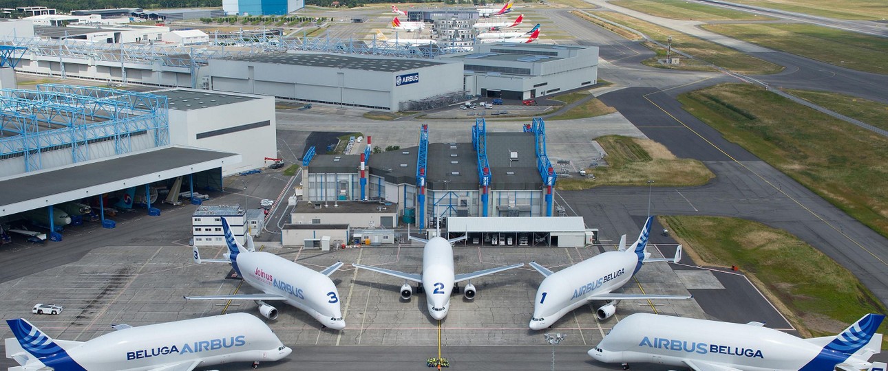 Alle fünf Beluga ST auf einem Foto: Offiziell heißt das Modell A300-600 ST.