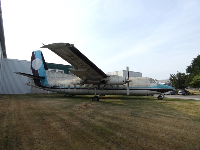RWL Fokker 27: Der Flieger, der einst für WDL  flog, steht m Flughafen Mönchengladbach.