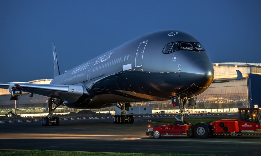 starlux airlines airbus a350 1000 airsorayama 01