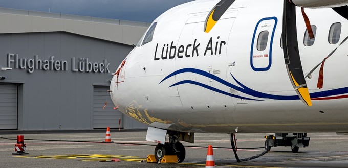 Lübeck Air war eine reine Charterfluggesellschaft. Doch 2019 beschloss Eigentümer Winfried Stöcker, dem auch der Flughafen Lübeck gehört, sie zur Fluglinie auszubauen. <a href="https://www.aerotelegraph.com/mit-sekundenkleber-gegen-luebeck-air" target="_blank" rel="noopener">Im August 2020 hob sie zum ersten Mal ab</a>. Die Flotte besteht aus einer ATR 72, die Lübeck Air gehört, aber von Air Alsie betrieben wird. Sie ist unterwegs auf den Routen Lübeck - Stuttgart und Lübeck - München.