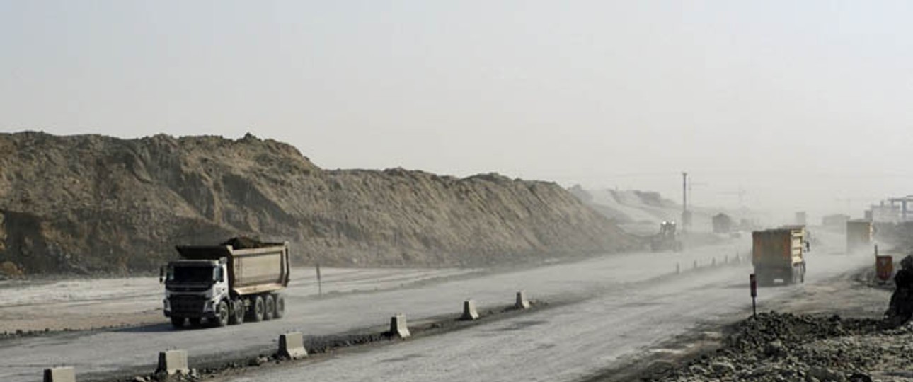 Tausende Lastwagen sind auf der Baustelle des Istanbul New Airports ständig unterwegs. Sie tragen Erdreich an Stellen ab, wo noch nicht gebaut wird oder keine Bauten zu stehen kommen.