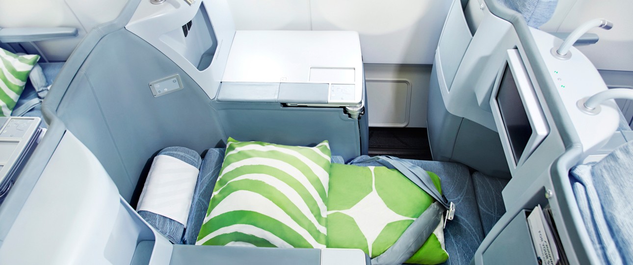 Zum Bett umgebauter Business-Class-Sitz im A330 von Finnair: Einsteigen in London.