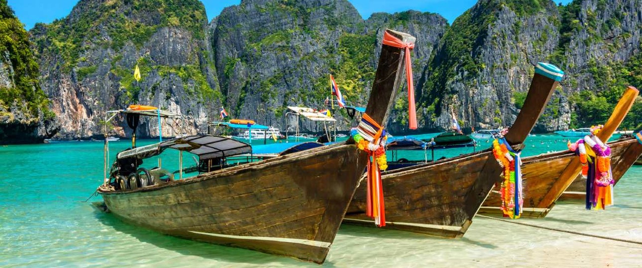 Boote am Strand in Thailand: Drei neue  Fluggesellschaften wollen bald starten.