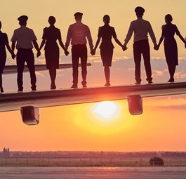 Crew auf dem Flügel: Dieses Foto veröffentlichte Ukraine International am 14. Februar 2022, als sie Flugzeuge ins Ausland brachte, den Betrieb aber zunächst fortsetzte.