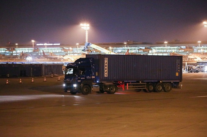 ... vom alten Atatürk Flughafen zum neuen Flughafen Istanbul transportiert.