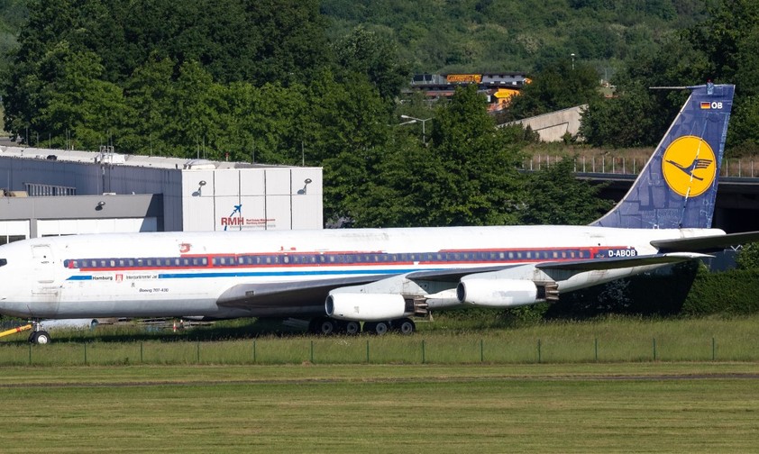 Die Boeing 707 am Flughafen Hamburg: Das Flugzeugzeug wurde für die Zerlegung von seinem bisherigen Standplatz ...