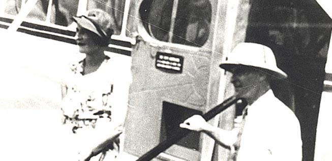 Lady Edwina Mountbatten war beim ersten Flug im April 1935 dabei. Hier ist sie beim Ausstieg in Singapur zu sehen.