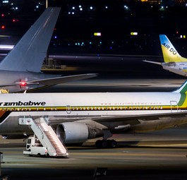 Flugzeug von Air Zimbabwe (hier im Jahr 2013): Gehen 25 Prozent der Anteile nach Südafrika?