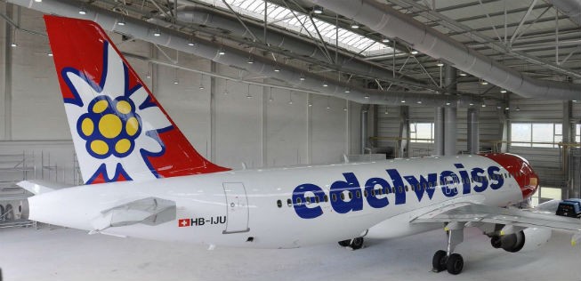 Die Edelweiss-Blüte am Leitwerk ist größer.