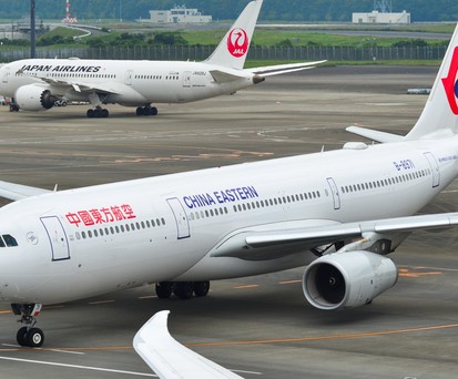 Airbus a330 von China Eastern im Hintergrund steht ein Flugzeug von Japan Airlines: Chinesische Airlines erleben derzeit eine Stornierungswelle für Japan-Flüge.