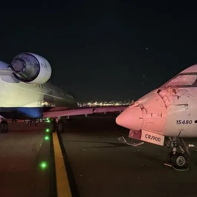 Große Schäden an beiden Flugzeugen: Die beiden Bombardier CRJ 900 nach der Kollsion.