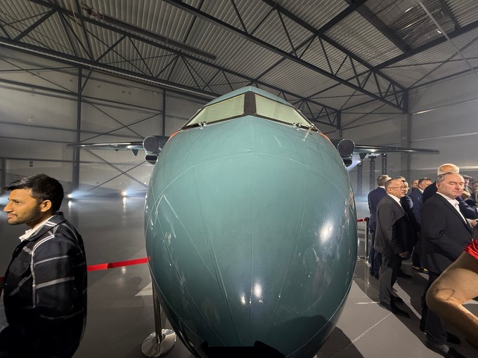 Und so von vorne. Es baut auf der Dornier Do328 auf.