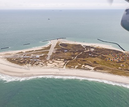 Der Flugplatz mit drei kurzen Pisten liegt auf Helgoland-Düne.
