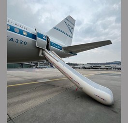 Die D-AICH nach dem Malheur in Frankfurt: Die Notrutsche des Airbus A320 löste sich.
