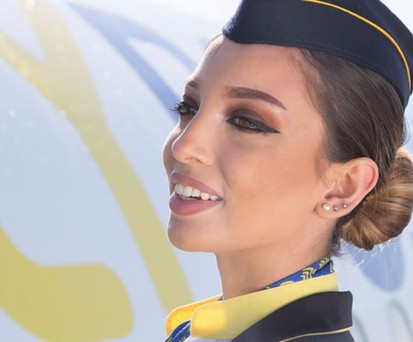 Flugbegleiterin von Flybosnia: Die Fluggesellschaft reduziert ihr Angebot.
