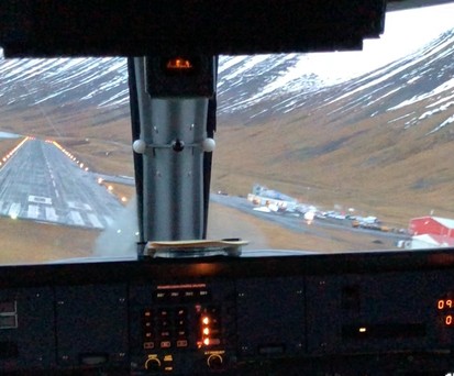 Dann setzt sie auf Piste 08 auf.