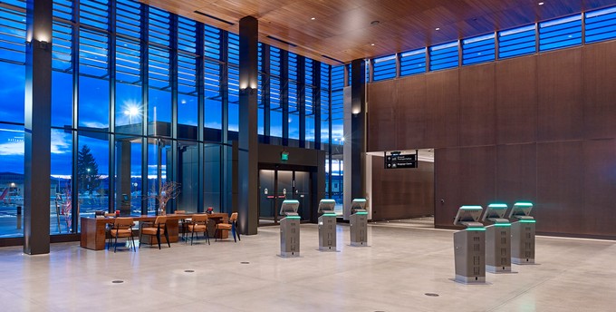 Für die Ära als Verkehrsflughafen wurde ein neues Terminal gebaut.
