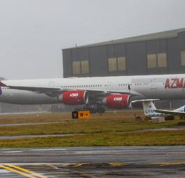 Der Airbus A340-600 von Azman Air: Hier zu sehen in Großbritannien, rund eine Woche vor der Übergabe an die nigerianische Fluglinie.