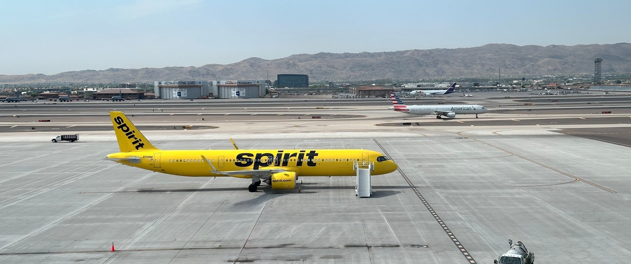 Flugzeuge von Spirit und American AIrlines in Phoenix: Die gleben Flieger heben nicht mehr ab.