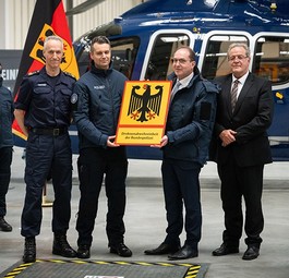 Bundesinnenminister Alexander Dobrindt (Mitte) bei der Indienststellung der neuen Drohnenabwehreinheit: An acht Flughäfen werden Detektionsanlagen installiert