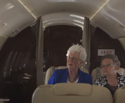 Erst misstrauisch, doch dann kommt die Freude: Die beiden Damen bei ihrem ersten Flug.