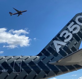 Zu sehen auf der ILA Berlin 2022: Airbus' A350-900-Testflieger mit dem Kennzeichen F-WWCF, darüber ein Jet von Icelandair, der am BER gestartet ist.