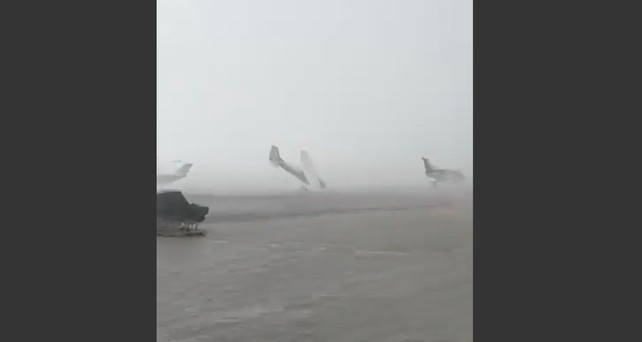 Sturm am Flughafen Forli: Flugzeuge umgedreht.