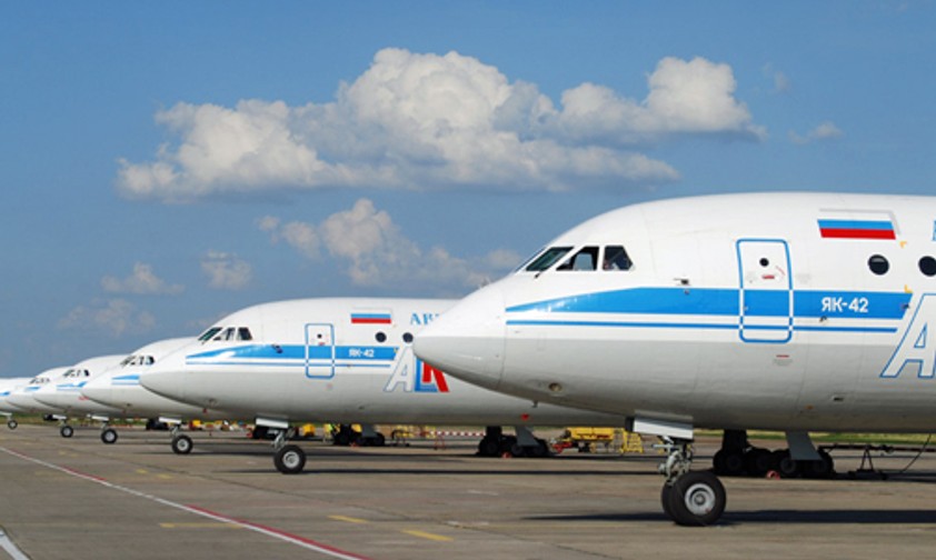 Jak 42 von Kuban Airlines: Flieger stehen am Boden.