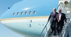 US-Präsident Trump und sein Vize vor der Air Force One: In dieser Legislaturperiode werden die neuen Flieger nicht mehr fertig.