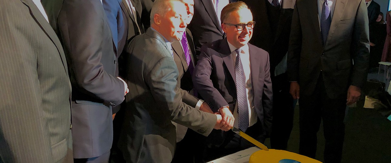IAG-Chef Willie Walsh und Qantas-Chef Alan Joyce: Schneiden die Geburtstagstorte für Oneworld an.
