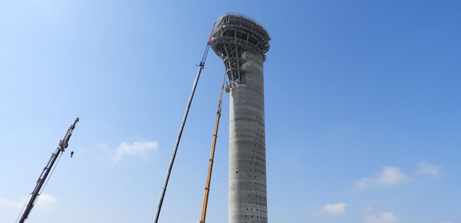 Der zentrale Kontrollturm wird 95 Meter hoch und stand im Herbst 2017 bereits im Rohbau. Auf der oberen Etage arbeiten die Lotsen, die den Verkehr in der Luft überwachen, und auf der unteren die, die für den Boden zuständig sind. Beide Stockwerke haben 360-Grad-Panoramafenster. Das Design stammt von Pininfarina.