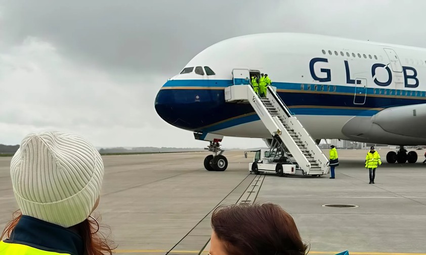 Am 4. Oktober kam der Airbus A380 von Global Airlines ...