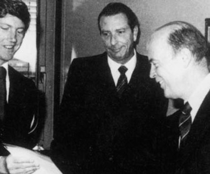 Es begann mit einer Entlassung: Pilot Kim Lundgren verlor während der Ölkrise in den 1970er-Jahren seinen Job bei Pan Am in Europa. Statt in die USA zurückzukehren, gründete er eine Charter-Fluggesellschaft. 1978 wurde Air Berlin USA im US-Bundesstaat Oregon ins Handelsregister eintragen.