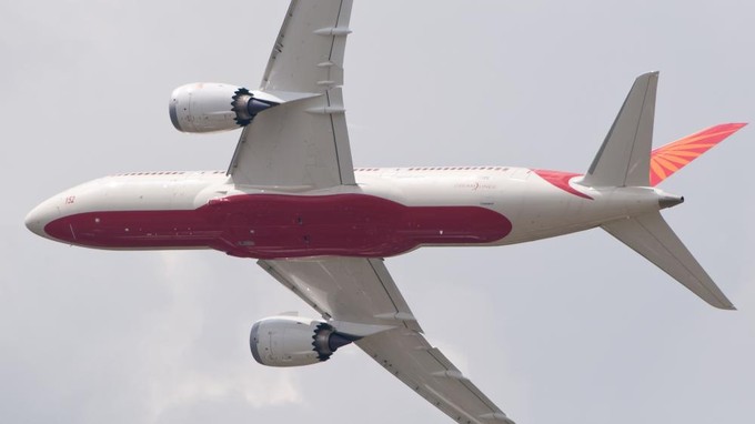 Air India hatte bislang nicht viel Glück mit seinen zehn Dreamlinern. Die ersten drei Maschinen hatten 2012 so viele Probleme, dass eigentlich immer ein Flugzeug am Boden bleiben musste, wie örtliche Medien berichteten.