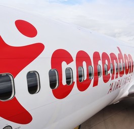 Flugzeug von Corendon: In Friedrichshafen ist eine Boeing 737 Max mit einem Feuerwehrauto kollidiert.