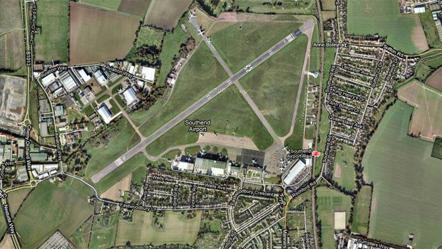 Southend Airport: EIne Piste mitten zwischen Dörfern.