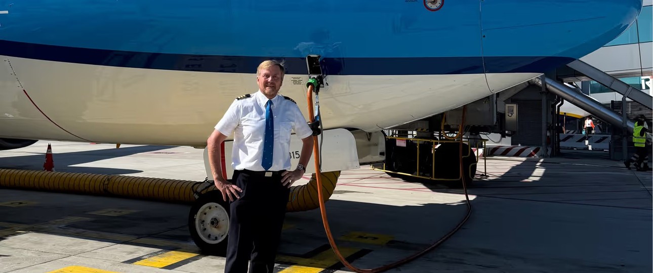 König Willem Alexander vor einer Boeing 737 von KLM: Der König fliegt zwei bis dreimal pro Monat.
