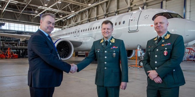 Vertreter von SAS und der norwegischen Luftwaffe vor einem Airbus A320 Neo: Künftig werden zwei Airbus-Maschinen die Boeing 737 ersetzen.