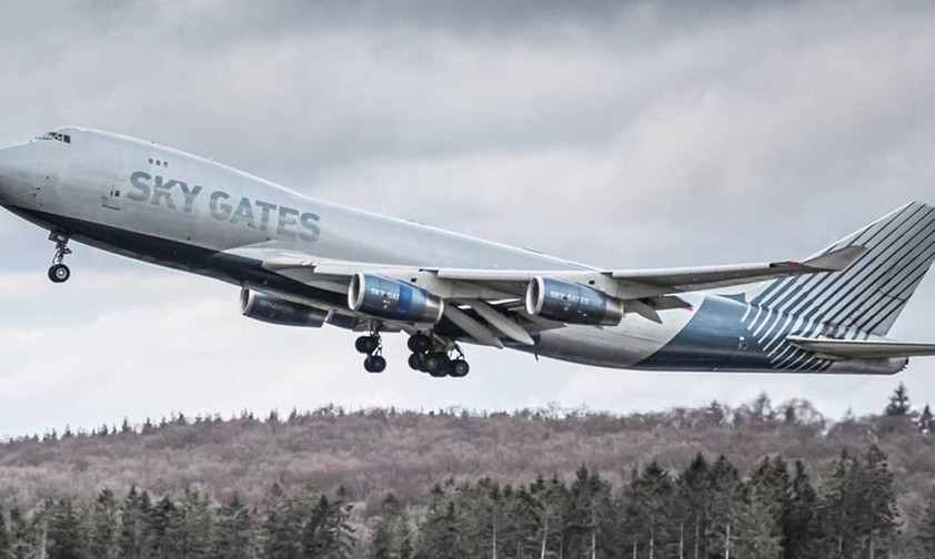 Boeing 747 von Sky Gates in Frankfurt-Hahn: Der Jumbo-Jet hat jetzt ein aserbaidschanisches Kennzeichen.