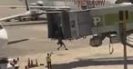 Szene aus dem Video: Der Mann sprang aufs Vorfeld.