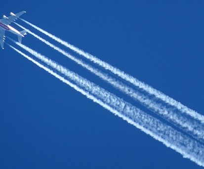 Kondensstreifen am Himmel: Forschende der Universität Cambridge fordern eine drastische Verringerung.