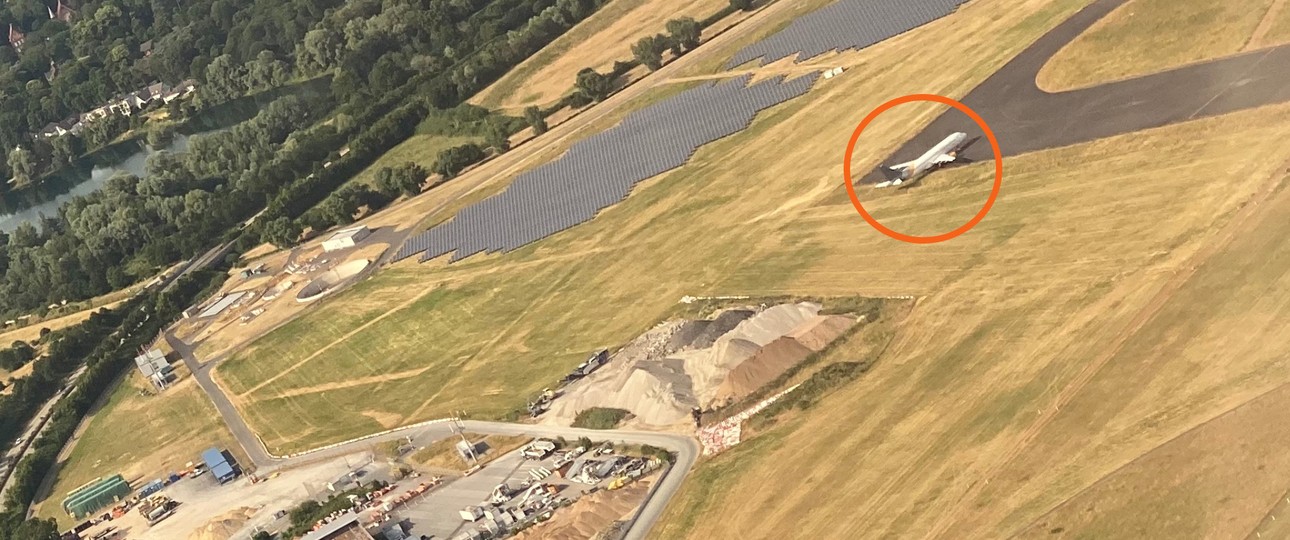 Die D-AICD am Airport Düsseldorf: Im Juni 2023 aus einem startenden Flieger fotografiert.