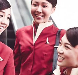 Das neue Design soll überall dort zu sehen sein, wo die Passagiere anzutreffen sind. So wurde bereits die Webseite total erneuert, aber auch die Uniformen der Flugbegleiter werden neu.