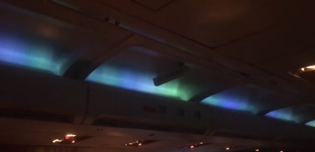 Wie Nordlichter erstrahlt die Kabinenbeleuchtung einer B757 von Iceland Air.