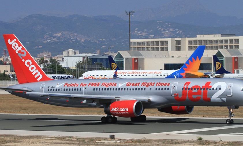 Die Boeing 757-200 mit dem Kennzeichen G-LSAI (hier zu sehen im Jahr 2013): Der Flieger ist 34,3 Jahre alt und wurde einst an China Southern ausgeliefert. Damit ist er aktuell die älteste Boeing 757, die Passagiere im Linienbetrieb befördert. Die britische Billigfluggesellschaft Jet 2 nahm die Maschine nach einer Corona-Pause im November 2021 wieder in Betrieb.