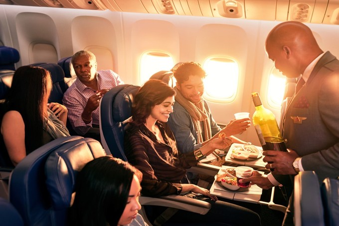 Der Service ist in allen Klassen wie im goldenen Zeitalter der Luftfahrt.