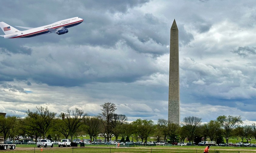 Air Force One über Washington (Montage): Wann kommt das Flugzeug?