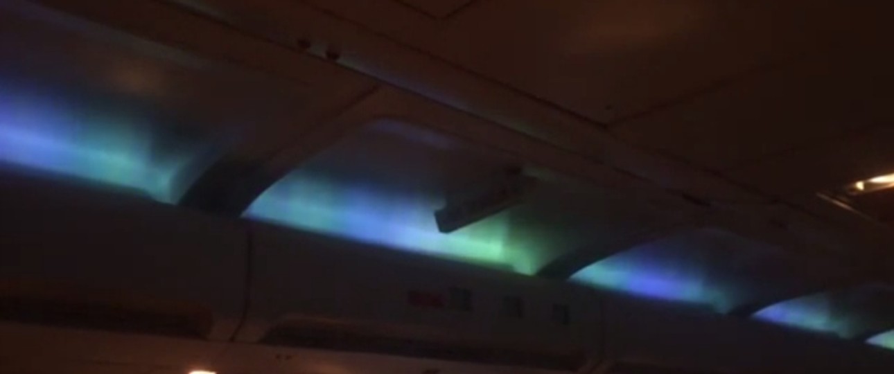 Wie Nordlichter erstrahlt die Kabinenbeleuchtung einer B757 von Iceland Air.