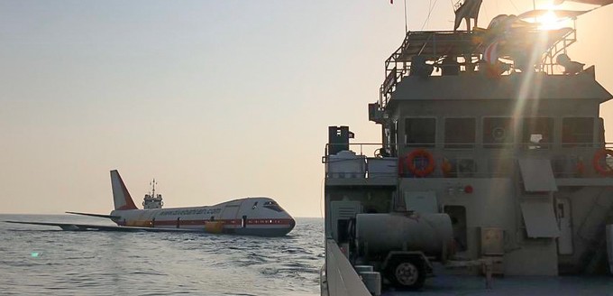 Boeing 747 von Dive Bahrain. Der ausrangierte Jumbojet wurde mit Schiffen in den Persischen Golf hinausgezogen.