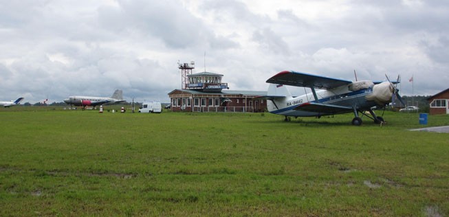 <div class="page" title="Page 12">
<div class="layoutArea">
<div class="column">

Drei vor dem Kontrollturm des Flughafens Orlovkastehenden Oldtimer: Yakovlev Yak-40, nicht flugtaugliche Ilyushin Il-14, Antonov An-2.

</div>
</div>
</div>